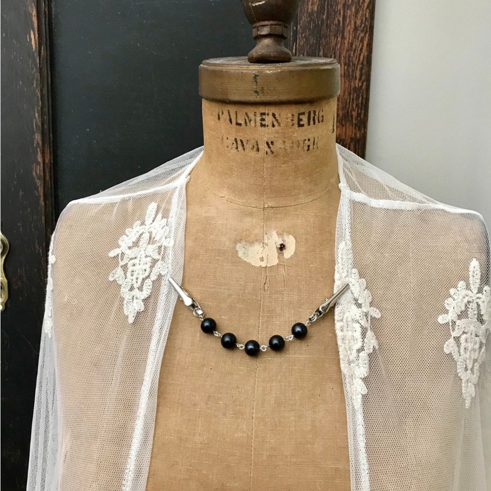 Retro black Pearls Collar Clip. You’ll stand out a this accessory to be sure!